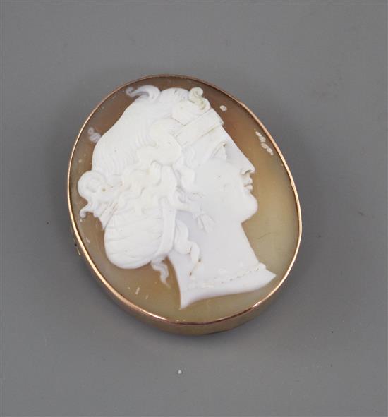 A yellow metal mounted oval cameo brooch, carved with the head of a lady to sinister, 40mm, gross weight 9.1 grams.